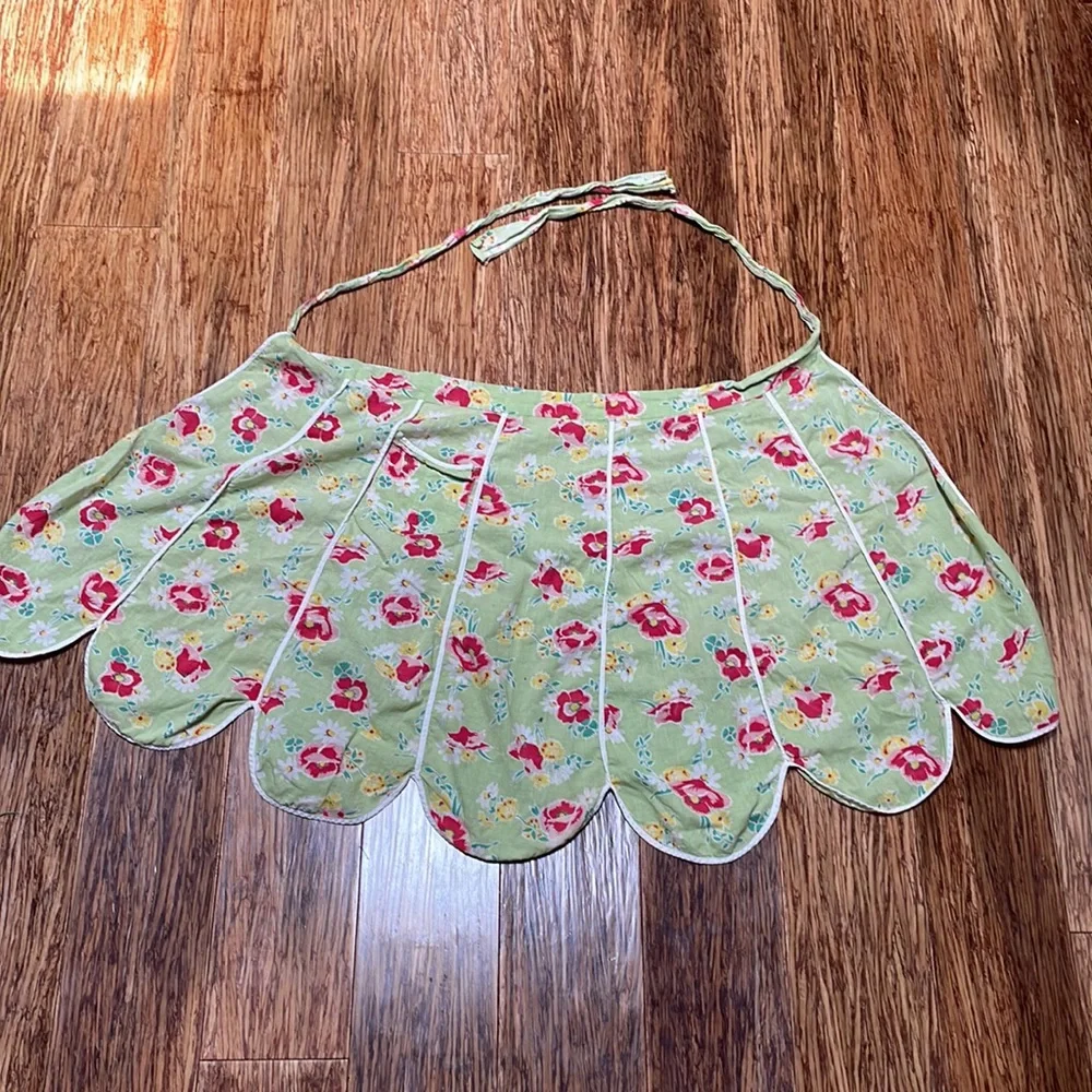 Vintage floral print tulip hem apron